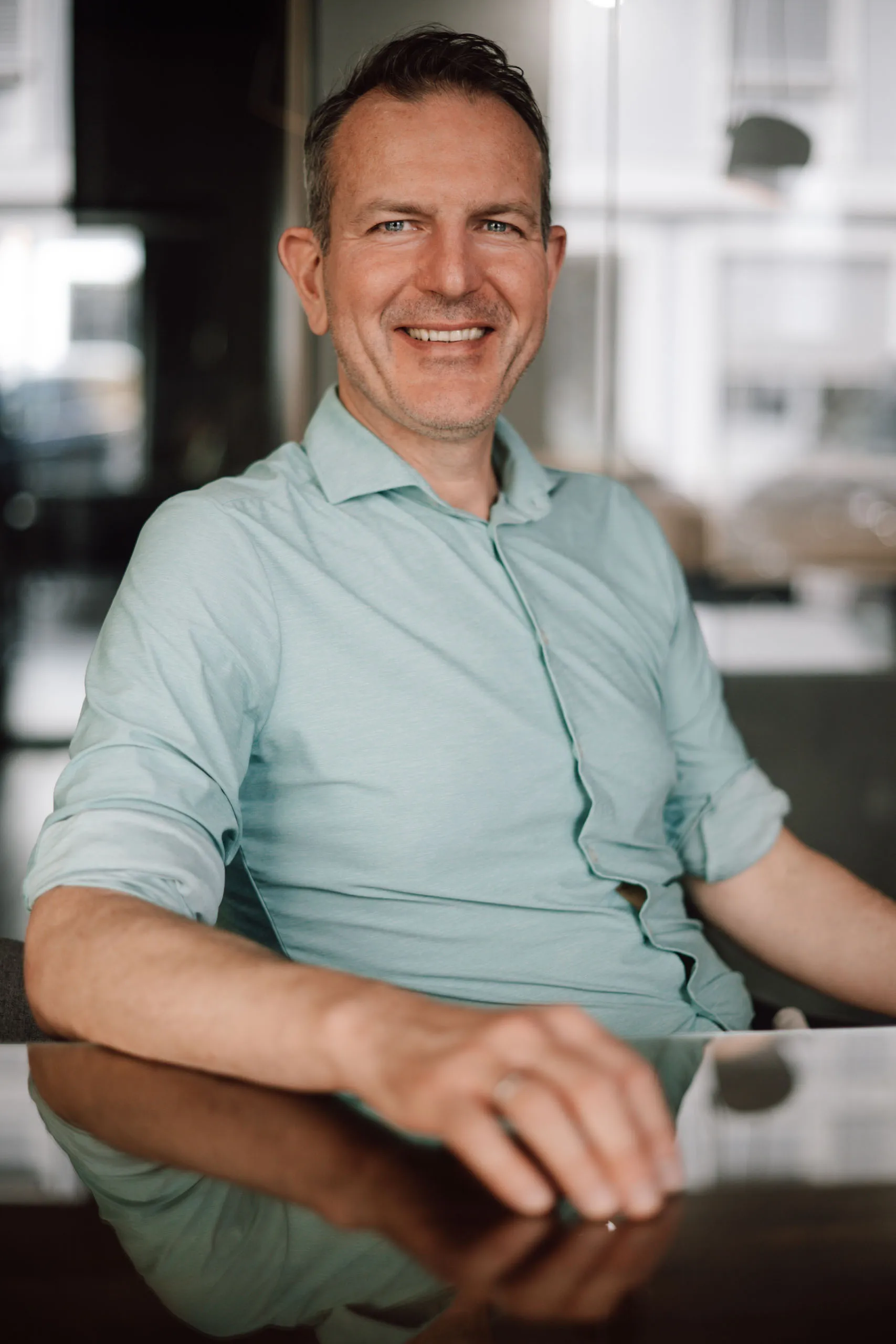 Markus Waldl-Kummer, lässiges Portrait im grünen Hemd