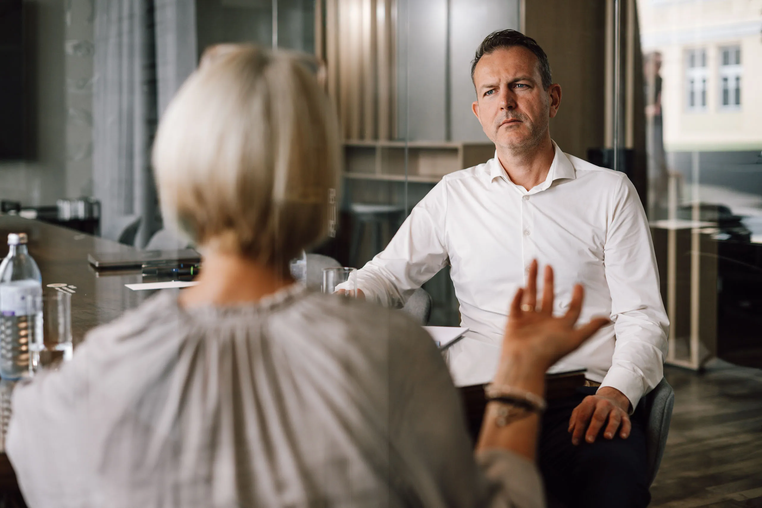 Markus Waldl-Kummer hört einer Gesprächspartnerin aufmerksam zu