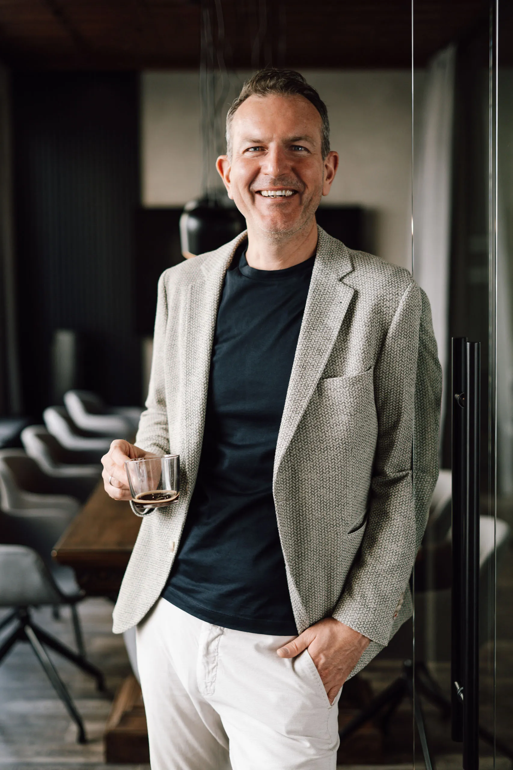Markus Waldl-Kummer, Portrait im Sakko